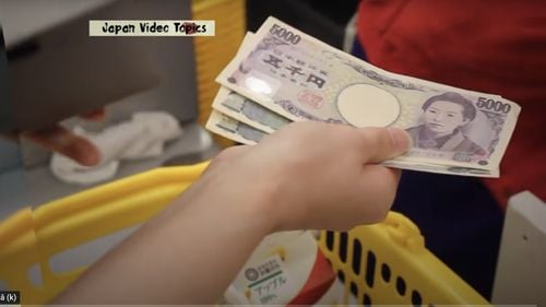 Dolarul urcă la 156 de yeni, după ce Banca Japoniei a menținut ratele neschimbate