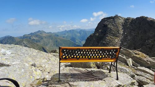 O familie din Sibiu a montat o bancă la 2.505 metri, pe un traseu din Munții Făgăraș / Val de reacții pro și contra / Ce spun reprezentanții Salvamont