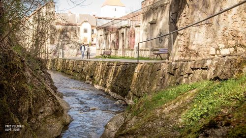 Zona ”După Ziduri” din Brașov mâzgălită cu graffiti / Specialist: ”Există o rezolvare, introducerea unei soluții antigraffiti în tencuiala cu care se reabilitează pereții” / Zidul Cetății este monument istoric