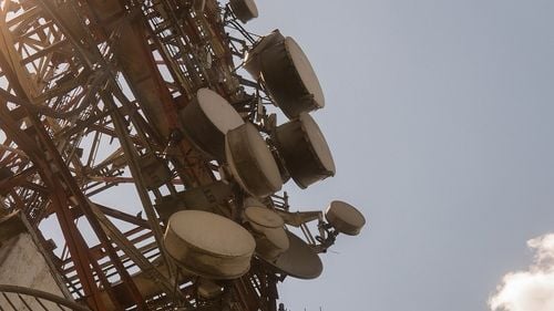 Orange şi Vodafone oferă internet şi apeluri gratuite spre şi în Ucraina