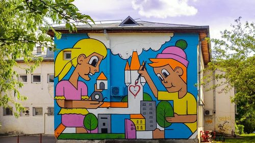 Picturi murale realizate de artiștii stradali Pisica Pătrată și Harcea Pacea la o grădiniță din Iași