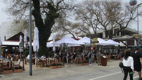 FOTO Terasele din Mamaia şi din Portul Tomis, principalele atracţii pentru turişti de 1 mai. Faleza din Constanţa şi centrul staţiunii au fost luate cu asalt de turişti