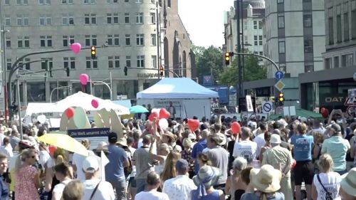VIDEO Noi proteste în Germania împotriva restricţiilor impuse pentru limitarea răspândirii pandemiei de coronavirus