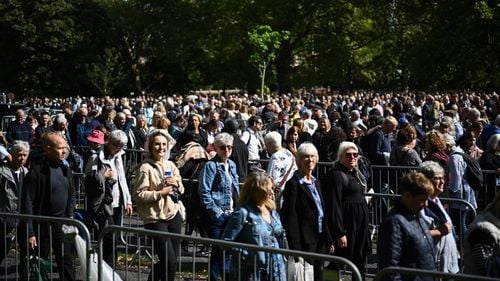 Coada formată de oamenii care vor să-şi prezinte omagiile la sicriul Reginei Elizabeth II, redusă la 14 ore de aşteptare