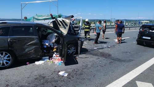 Grav accident rutier în Timiș, pe A1, cu 13 persoane implicate / Doi adulți și un copil, transportați la spital