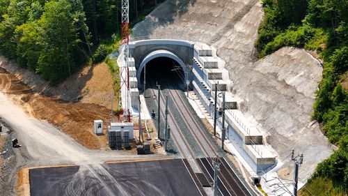 FOTO CFR deschide joi primul tunel feroviar nou, după 8 ani de lucrări cu „viteza trenului mărfar” / În lungime de 650 m, tunelul Bătuța intră în circulație pe un proiectat traseu de mare viteză în județul Arad, de 160 km/h