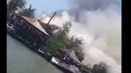 Un complex turistic din Delta Dunării a ars complet. A fost distrusă și o cutie de valori în care se aflau sume de bani / Un pompier care a participat la stingerea incendiului, transportat la spital