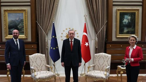 Polemică la Bruxelles după afrontul adus preşedintei Comisiei Europene la Ankara