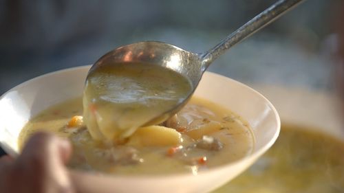 Normele de aplicare ale programului „Masa Caldă” în școli, aprobate de Guvern la o lună de la începerea școlii. Numărul de unități beneficiare și sumele alocate sunt la fel ca anul trecut, dar lista încă nu e publică