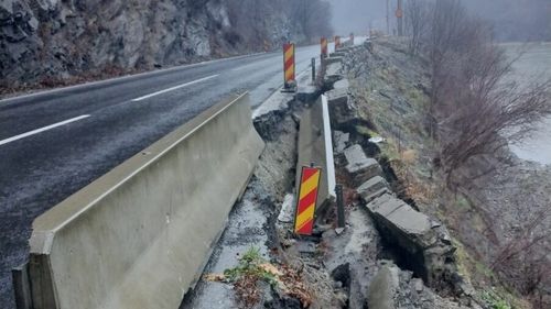 Probleme în trafic, în weekend: Restricții în județul Sibiu după ce s-a surpat un taluz/ Blocaje din cauza arborilor căzuți în Vâlcea
