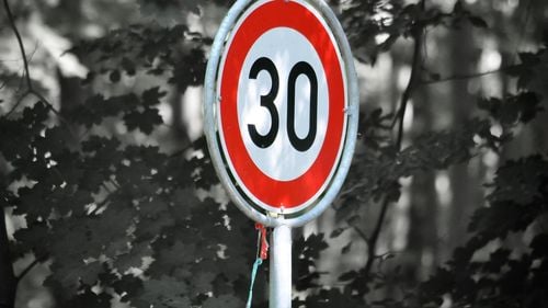 Grecia: Noul cod rutier propune o limită de viteză de 30 km/h în zonele urbane
