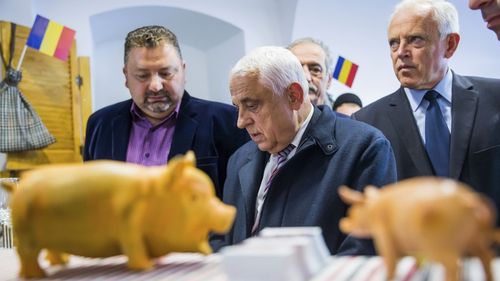 REFERAT DNA Fostul ministru al Agriculturii Adrian Chesnoiu, acuzat de procurori că i-ar fi dat subiectele pentru concursul de angajare ”pilei” lui ”nea Petrică”, actualul ministru al Agriculturii Petre Daea / Chesnoiu, în interceptări: „Crede-mă că-i ştiu cât dă proşti sunt”