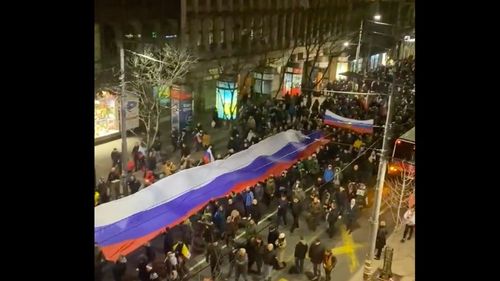 VIDEO În Serbia, sute de persoane au ieșit în stradă să demonstreze în sprijinul Rusiei și al lui Vladimir Putin