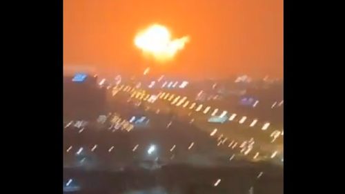 VIDEO Incendiu în principalul port din Dubai în urma unei explozii violente la bordul unei nave cargo/ Incendiul este sub control, nu sunt victime