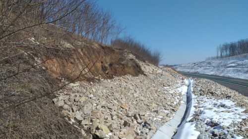 FOTO Alunecare masivă de teren pe Autostrada Transilvania, între Gilău şi Nădăşelu. Pericol pentru participanţii la trafic