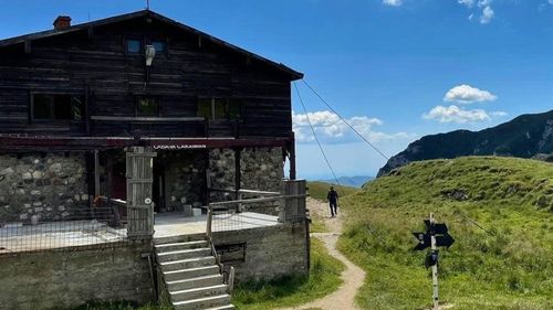 S-a redeschis Cabana Caraiman, din Munţii Bucegi / Proprietar este violonistul Alexandru Tomescu / ”Aici e casa mea. Aici vreau să trăiesc. Te uiţi pe geam şi vezi munţii, caprele, norii…”