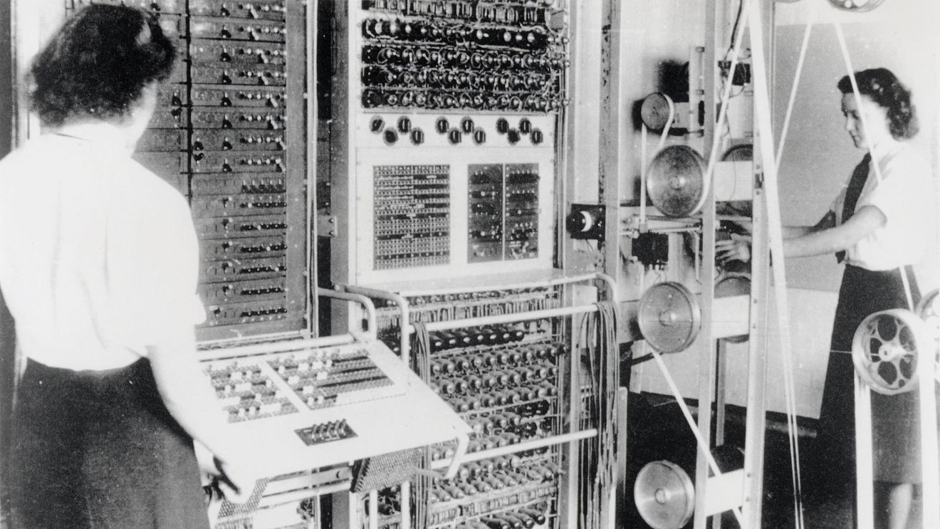 Spionii cibernetici britanici marchează cea de-a 80-a aniversare a computerului secret Colossus / A fost primul computer digital din lume, un cadru de doi metri înălţime cu întrerupătoare şi prize traversate de numeroase cabluri