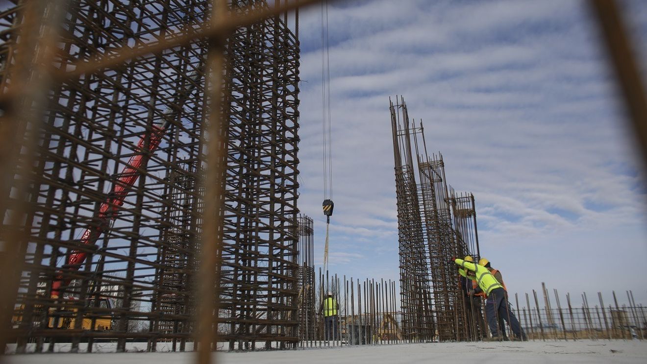 ANALIZĂ Șantierele trec cu plus prin pandemie. Sectorul construcțiilor și-a majorat afacerile, profitul și numărul de angajați, în plină criză / „Regele asfaltului” Umbrărescu domină top 10 cu cele trei companii