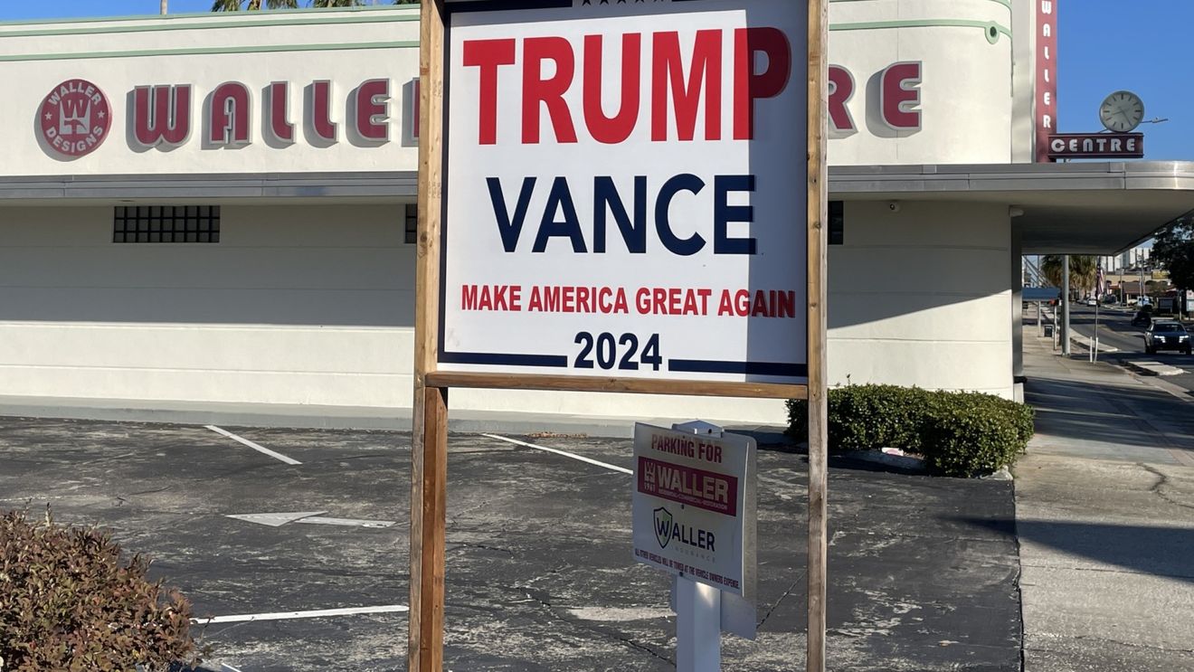 Un susţinător al lui Trump, arestat în Florida după ce a fluturat o macetă la o secţie de votare din Neptune Beach