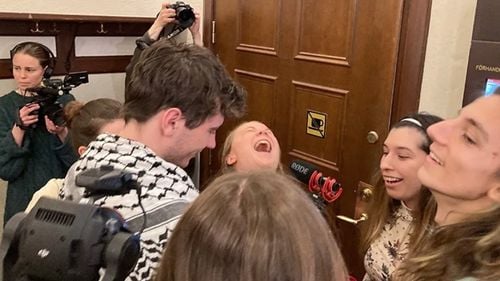 Greta Thunberg, amendată pentru nerespectarea ordinelor poliției după ce a blocat de două ori intrarea în Parlamentul suedez