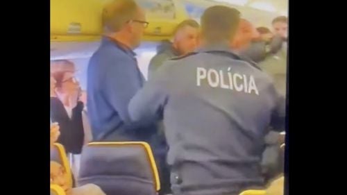 VIDEO Cursă Ryanair de la Luton către Canare, redirecţionată către Portugalia din cauza unor pasageri turbulenţi / Un anglo-polonez arestat şi şapte polonezi daţi jos din aeronavă