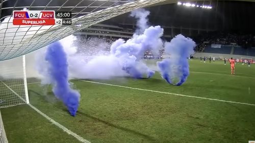 Meciul de la Craiova, dintre cele două echipe din Bănie, întrerupt de trei ori din cauza materialelor pirotehnice aruncate pe teren / Partida s-a reluat