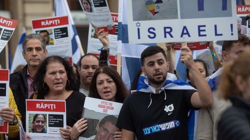 FOTO Câteva zeci de persoane la o manifestație în centrul Bucureștiului în semn de solidaritate cu cetățenii israelieni ținuți ostatici în Fâșia Gaza