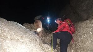 Operațiune de salvare pe timp de noapte în Bucegi: doi tineri alpiniști blocați pe un traseu, recuperați de salvamontiști