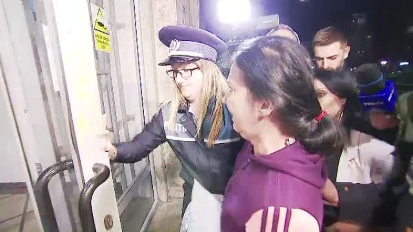 De ce a fost încătuşată Sorina Pintea când a fost dusă la policlinica MAI. SURSE: Nu se încadrează printre excepţiile din regulamentul făcut de Carmen Dan