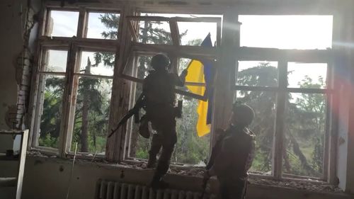 VIDEO Momentul în care ucrainenii își arborează steagul în prima localitate despre care spun că au recuperat-o de la ruși după lansarea contraofensivei/ Satul se află pe granița dintre Donețk și Zaporojie