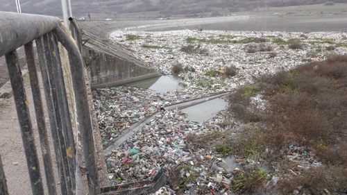 Oltul, colmatat de gunoaie de plastic în zona Hidrocentralei Voila / Specialiștii vorbesc de un dezastru ecologic