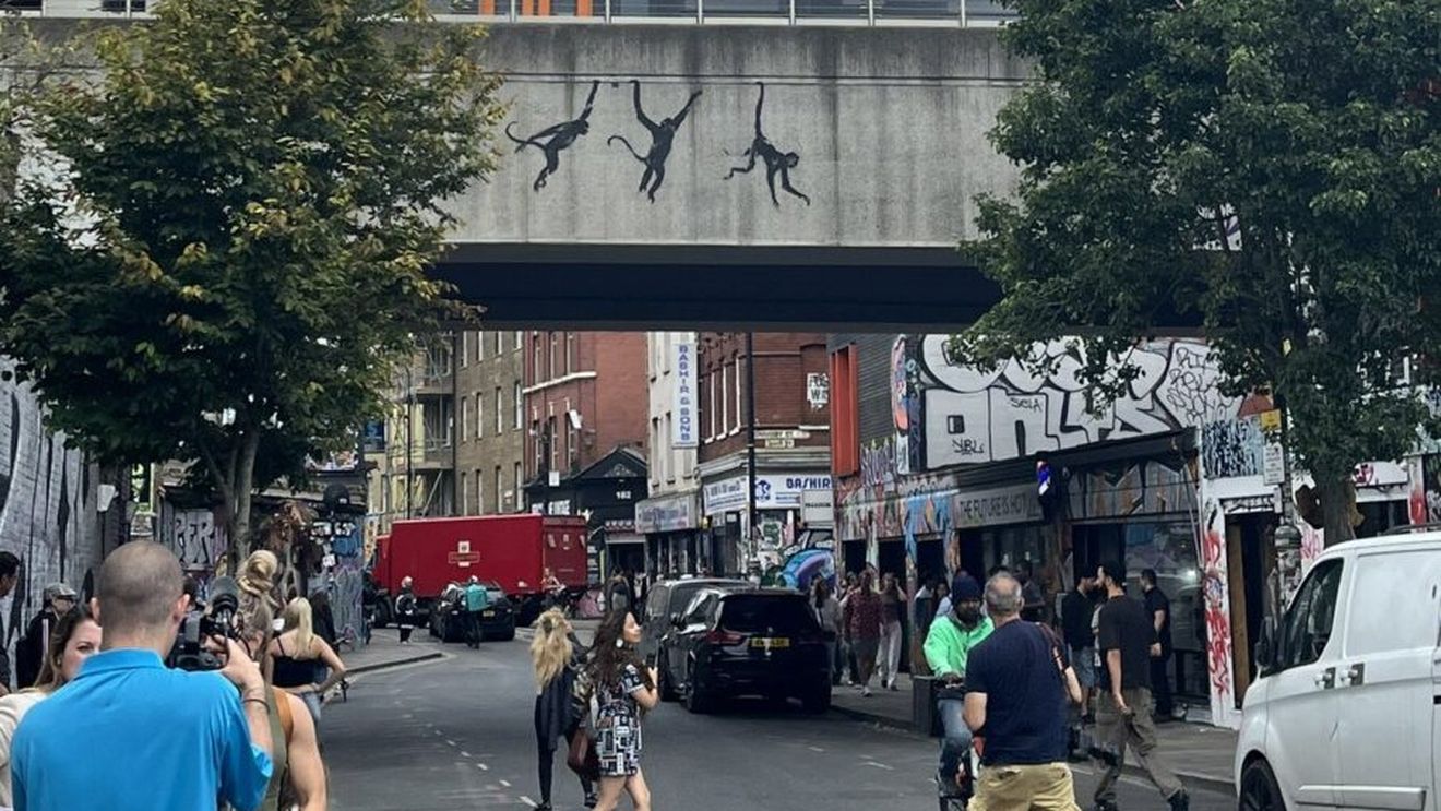 Un desen reprezentând trei maimuţe agăţate de un pod, al treilea graffiti revendicat de Banksy în trei zile