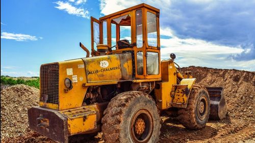 Accident de muncă în Vrancea. Un muncitor a murit după ce a căzut din cupa unui excavator