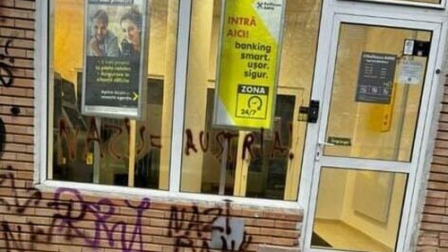 „Nazi bank”, inscripție apărută pe peretele unei sucursale Raiffeisen din Cluj-Napoca. Poliția a declanșat verificări