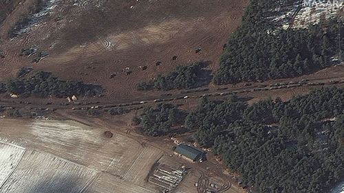 Convoiul militar rusesc care se îndrepta către Kiev este "dispersat şi redesfăşurat", conform imaginilor Maxar din satelit