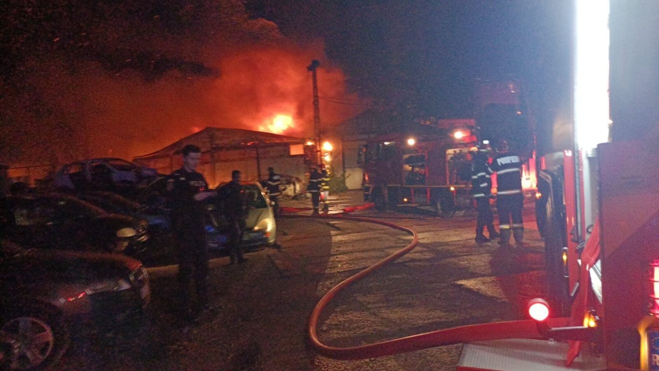 Incendiu puternic, sâmbătă dimineaţă, la trei hale industriale din municipiul Galaţi