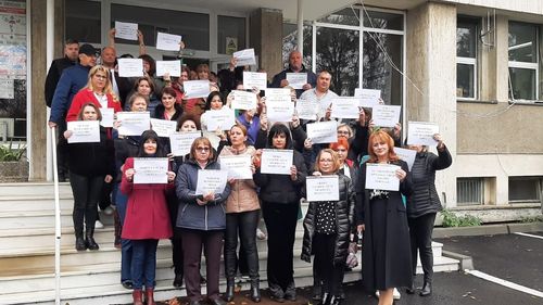 Protestele se extind în țară: Farmaciștii manifestează în fața Guvernului / Angajații din direcțiile de sănătate publică, agenția pentru ocuparea forței de muncă, casa de pensii protestează în mai multe județe / Salariații de la o fabrică a Romarm au ieșit în stradă la Brașov