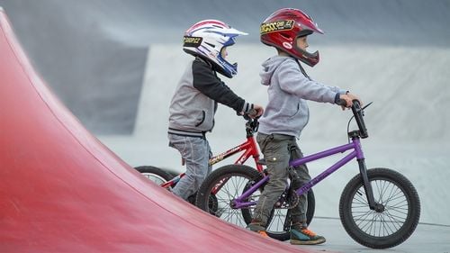 Târg de biciclete pentru copii în Sibiu / Copiii cărora le-au rămas bicicletele sau trotinetele mici sunt invitați să le vândă / ”Copiii cresc, bicicletele rămân la aceeași mărime. Sau se schimbă gusturile”