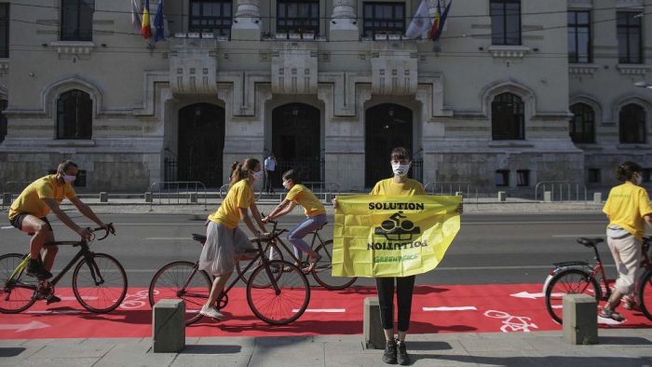 Flash-mob Greenpeace în fața Primăriei București pentru mai multe piste de biciclete
