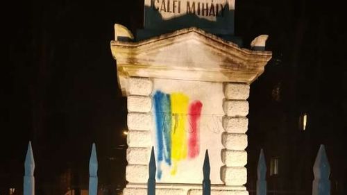 IPJ Mureș a deschis dosar penal pentru identificarea persoanelor care au vandalizat Monumentul Secuilor din Târgu Mureş, desenând drapelul României cu grafitti