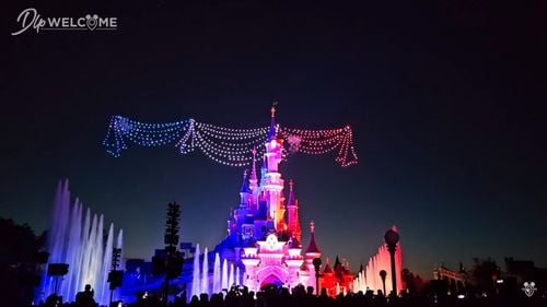 Disneyland Paris a intrat în Cartea Recordurilor, de Ziua Naţională a Franţei, pentru "cea mai mare imagine aeriană a unui personaj fictiv formată din drone"