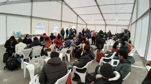 Trei noi corturi pentru cazarea temporară a refugiaților de război din Ucraina la Gara de Nord