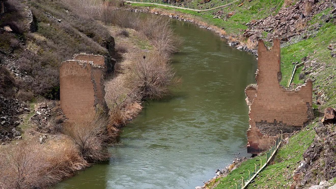 Turcia şi Armenia vor restaura în comun un pod istoric de la frontiera lor/ Cele două țări rămân divizate din cauza genocidului armean: în primul război mondial, 1,5 milioane de armeni au fost uciși de trupele Imperiului Otoman