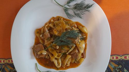 Rețetele bunicii: Fasole verde cu piept de vițel și un iz de vară timpurie