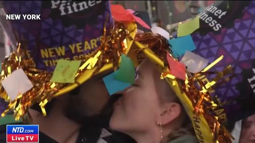 Lumea întâmpină 2023 cu speranţă şi lasă în urmă un an furtunos (Reuters)