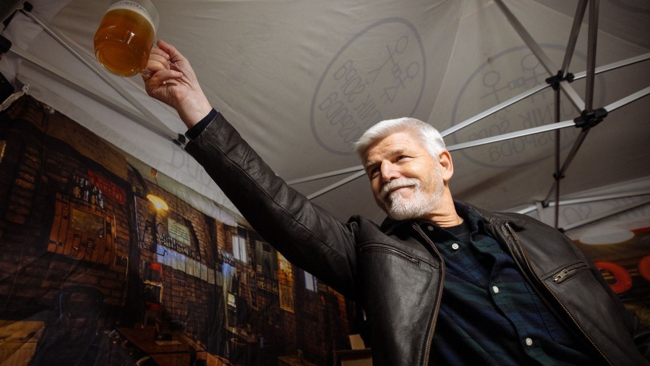 Miliardarul populist Babis anunță că negociază un guvern de coaliţie cu euroscepticii şi extrema dreaptă / Totul depinde de președintele Cehiei, pro-europeanul Petr Pavel