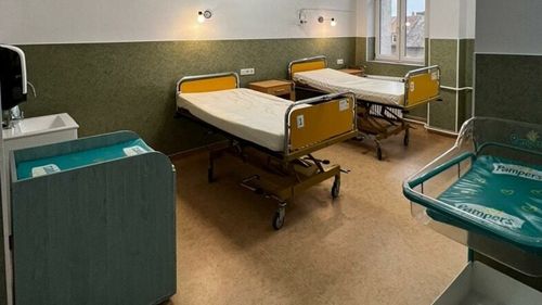 Un medic din Spitalul Județean Arad a renovat pe cheltuială proprie un salon al Secției de Obstetrică-Ginecologie/ Cât a costat investiția/ Spitalul a felicitat medicul pe Facebook