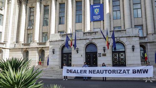 Banner cu mesajul ”Dealer neautorizat BMW”, afișat de USR la sediul Ministerului de Interne. Protest față de afacerea BMW