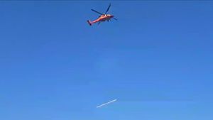 VIDEO Un elicopter Black Hawk transportă patru stâlpi de electricitate în zonele afectate de inundații din județul Galați / Cel mai greu dintre aceștia cântărește peste un sfert de tonă