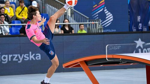 Românca Kinga Barabasi este prima campioană europeană la teqball, fotbal-tenisul care se joacă pe o masă curbată